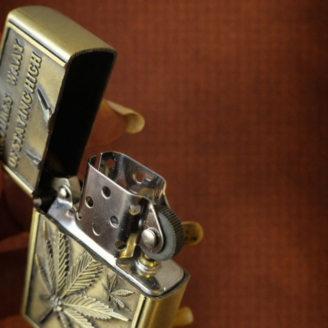 Briquet Tempête Métal Vintage – Feuille de Cannabis