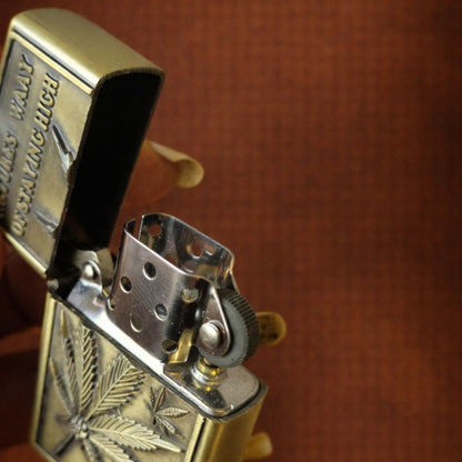 Briquet Tempête Métal Vintage – Feuille de Cannabis