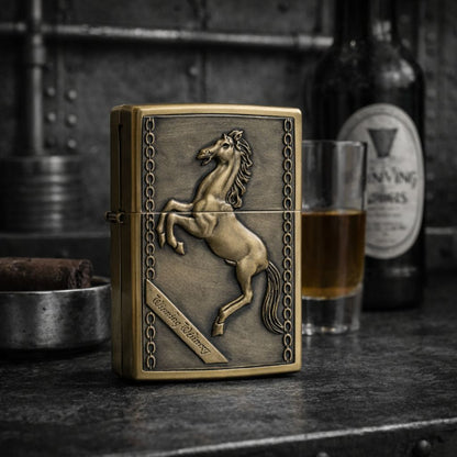Briquet Vintage - Cheval en Relief, Elégance et Puissance Intemporelle