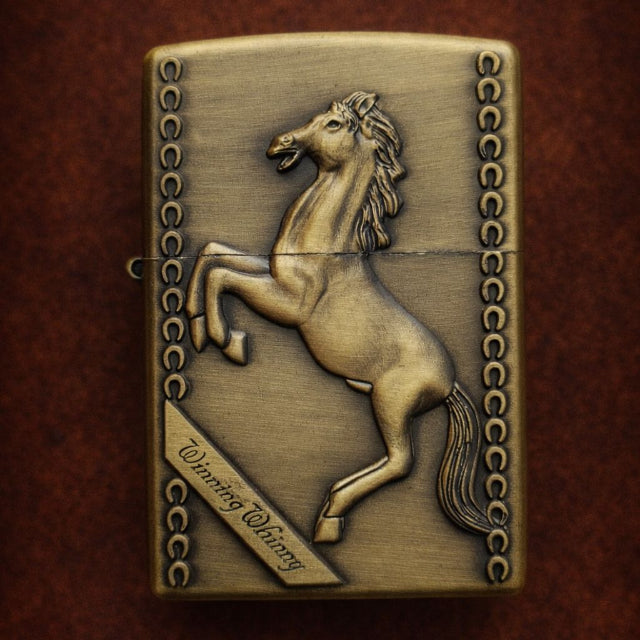 Briquet Vintage - Cheval en Relief, Elégance et Puissance Intemporelle