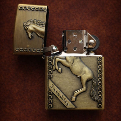 Briquet Vintage - Cheval en Relief, Elégance et Puissance Intemporelle