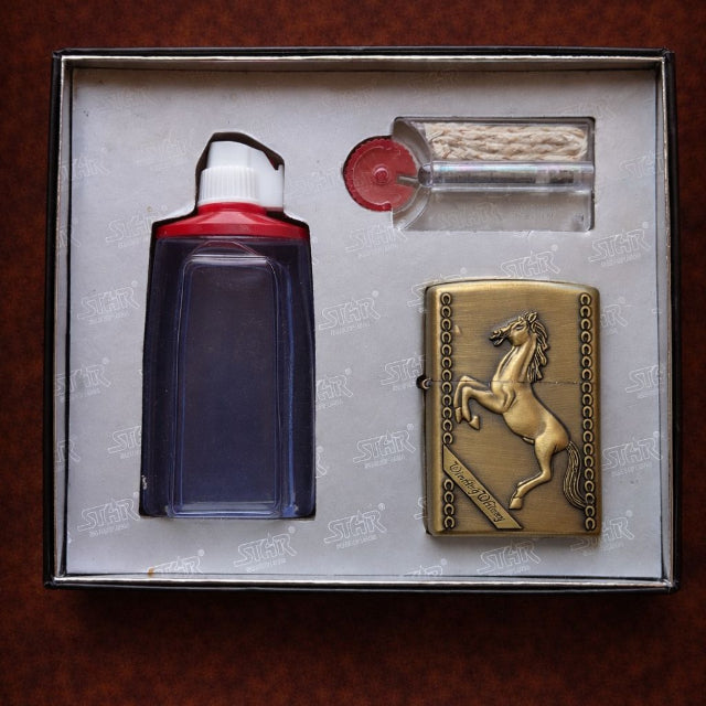 Briquet Vintage - Cheval en Relief, Elégance et Puissance Intemporelle