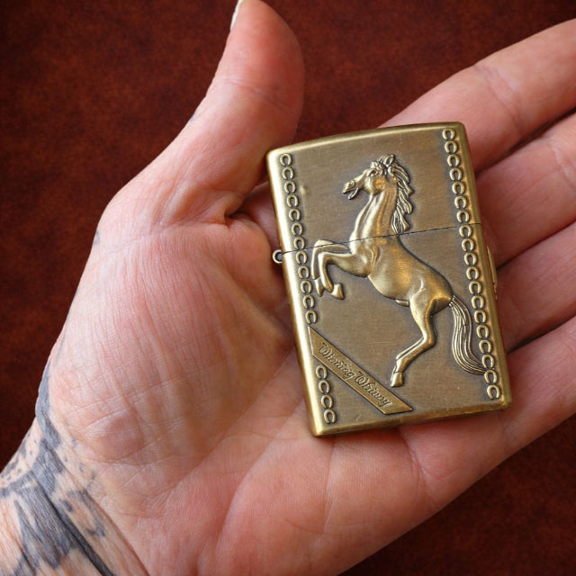 Briquet Vintage - Cheval en Relief, Elégance et Puissance Intemporelle
