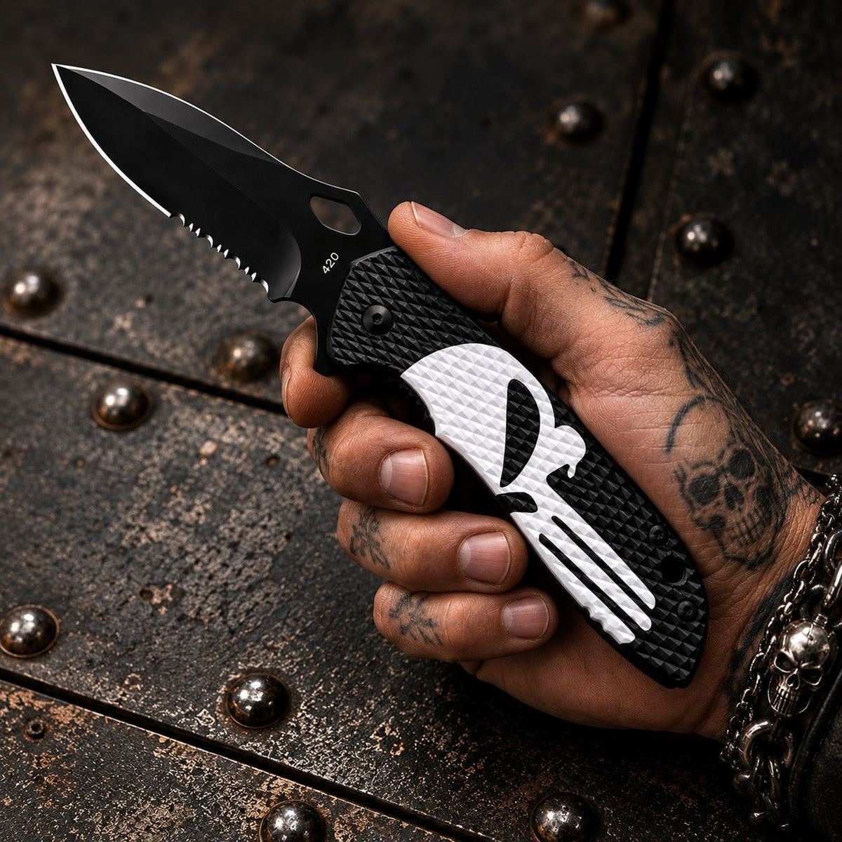 Couteau Tactique Skull noir – Lame inox & ouverture assistée